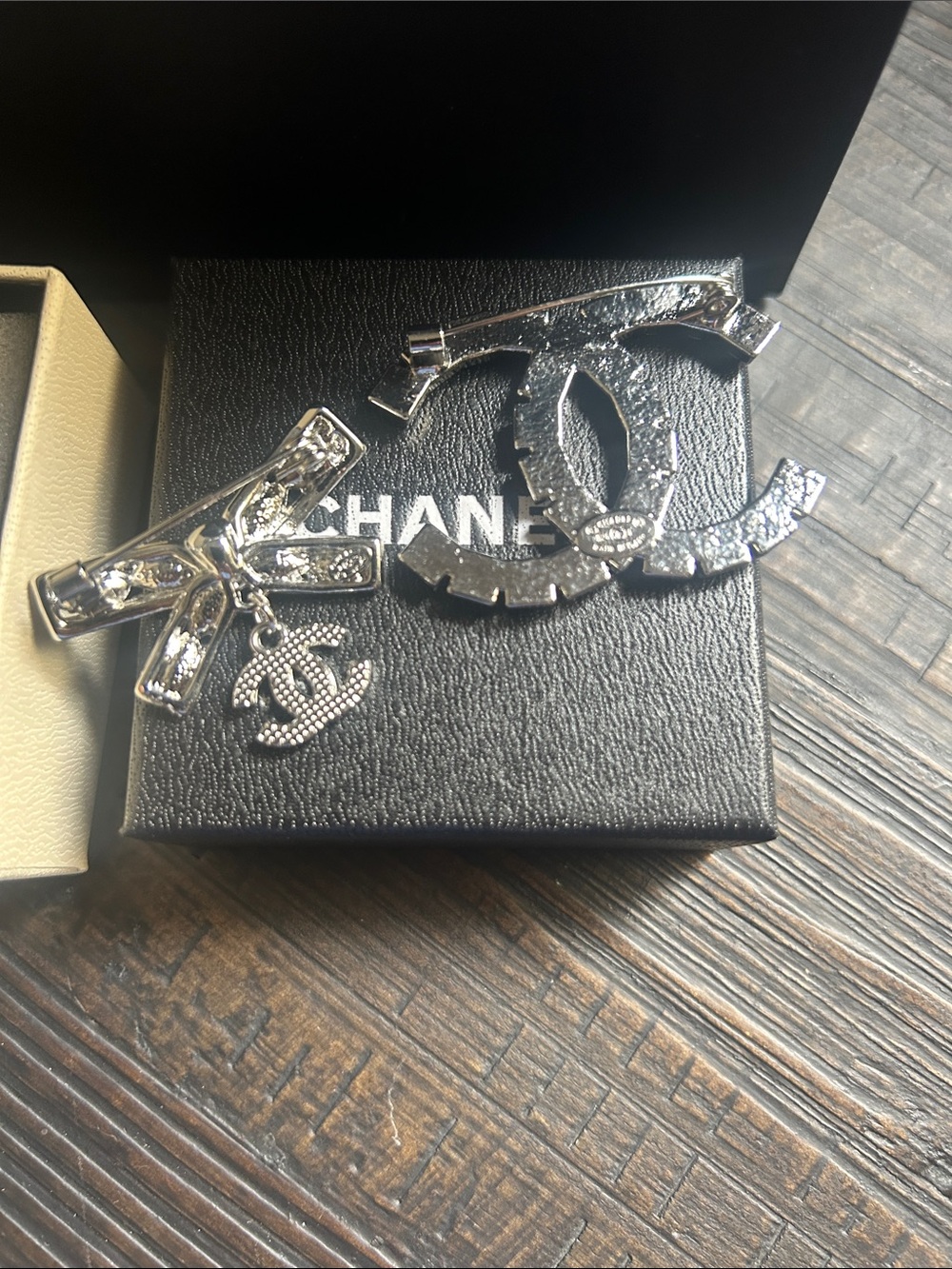 CHANEL set of 2 brooches pins with box and bag - Picture 3 of 4